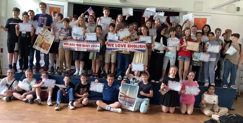 Siegerehrung vor den Sommerferien in der Aula.