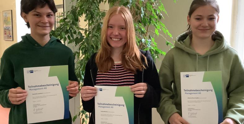 Charlotte Lascheck, Johanna Maria Claußen und Celina Wiencke haben für ihre erfolgreiche Teilnahme an der Management AG eine Urkunde überreicht bekommen.  