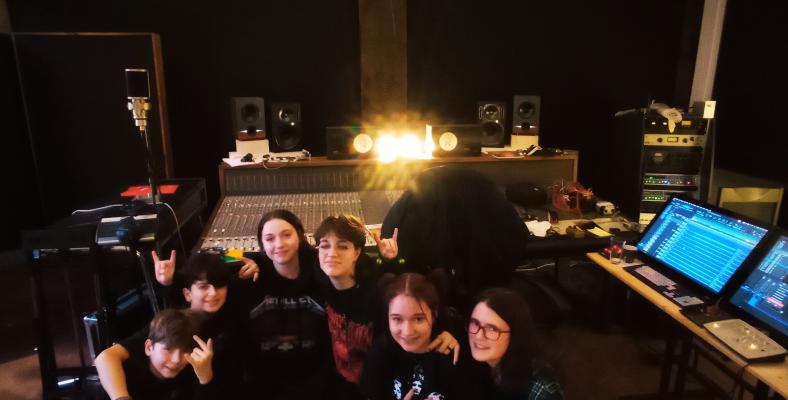 Die Schulband im Tonstudio bei der Aufnahme ihrer ersten eigenen Single.