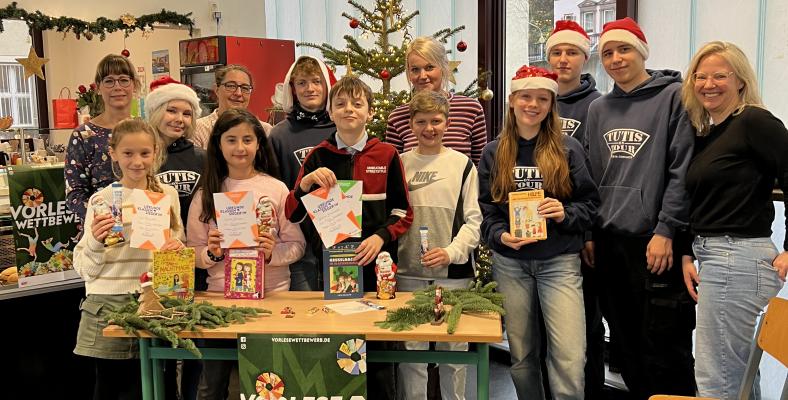 Die Teilnehmenden zusammen mit der Jury beim diesjährigen Vorlesewettbewerb.