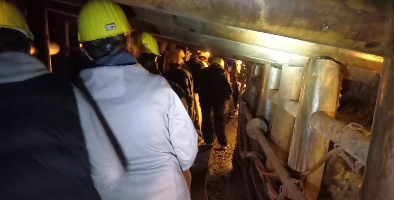 Unter anderem besuchten die Schüler*innen den Nachtigallstollen, dessen niedrige Gänge einen Eindruck davon vermittelten, wie eng die Stollen und anstrengend die Arbeit der Bergleute war. 