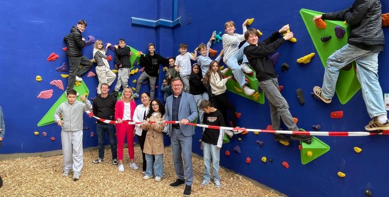 Die feierliche Eröffnung der neuen Boulderwand auf dem Schulgelände des Fichte-Gymnasiums.