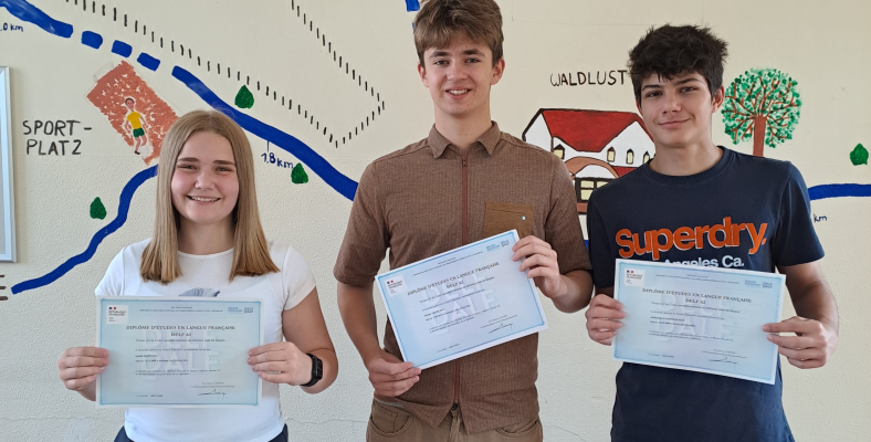 Isabell Bartling, Maxim Akinschin und Alexander Lymperakakis haben ihr DELF-Zertifikat mit Bravour gemeistert.