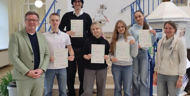 Die Teilnehmer*innen der Cambrigde English AG im Lichthof.