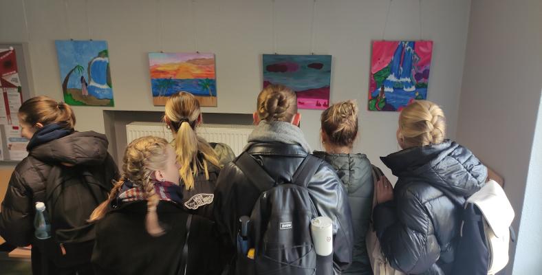 Seit dem 30. Oktober 2025 sind im Beratungszentrum „Rat am Ring“ beeindruckende Arbeiten von Schülerinnen und Schülern der Jahrgangsstufe Q1 des Fichte-Gymnasiums zu sehen.