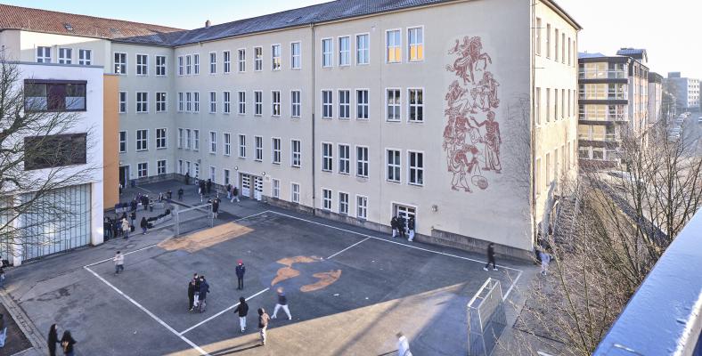 Am Donnerstag vor Pfingsten, den 21. Mai 2026, lädt das Fichte-Gymnasium alle ehemaligen Schülerinnen und Schüler herzlich zu einem großen Wiedersehen ein.