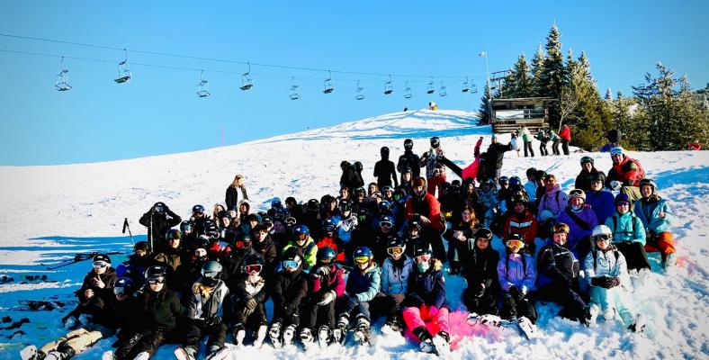 Der achte Jahrgang auf der Skifahrt in Kössen, Tirol.