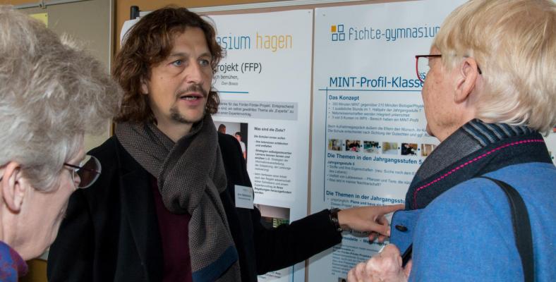 Herr Hennemann bei der Konzept-Präsentation der MINT-Profilklassen