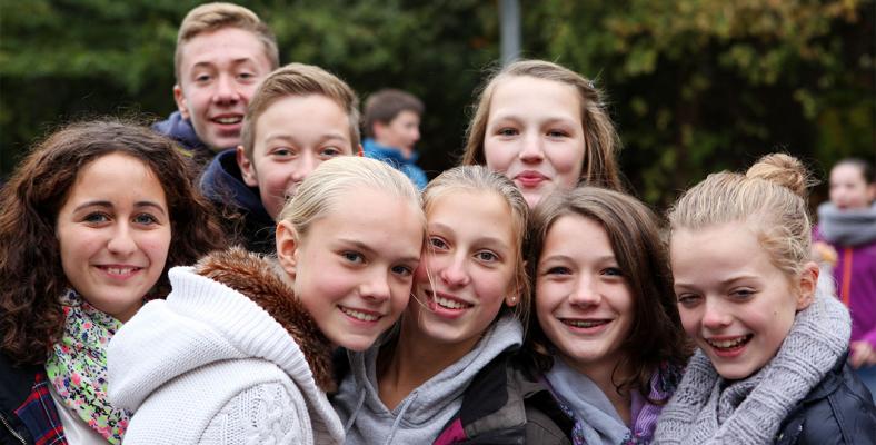 Am Donnerstag vor Pfingsten, den 21. Mai 2026, lädt das Fichte-Gymnasium alle ehemaligen Schülerinnen und Schüler herzlich zu einem großen Wiedersehen ein.