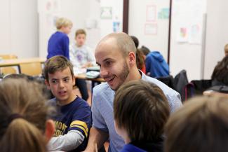 Schülergruppe mit Lehrer