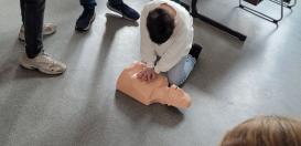 Neben der Vorgehensweise bei dem Auffinden einer bewusstlosen Person mit Atemkontrolle, Notruf und Herzdruckmassage,...