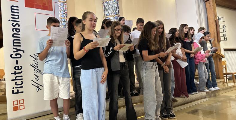 Die Einschulungsfeier fand in der evangelisch-reformierten Kirche am Bergischen Rind statt und wurde sowohl von Lehrer*innen als auch Schüler*innen gestaltet.