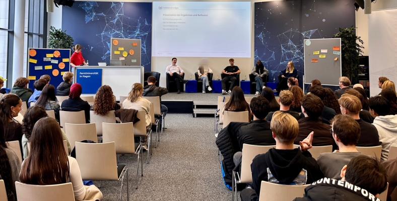 Die Schüler*innen der Jahrgangsstufe Q1 zu Gast an der FernUniversität Hagen.
